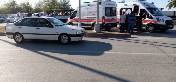 Adana'da iki otomobilin çarpışması sonucu 4 kişi yaralandı