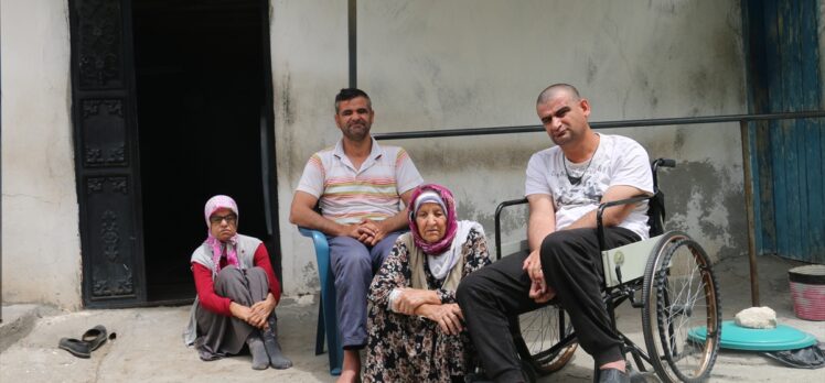 Adıyamanlı fedakar anne bedensel engelli üç çocuğuna bebek gibi bakıyor