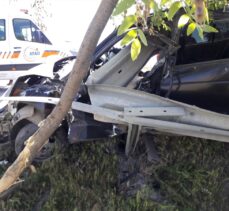 Afyonkarahisar'da bariyerlere çarpan otomobilin sürücüsü öldü