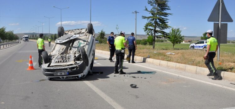 Afyonkarahisar'da takla atan hafif ticari araçtaki 4 kişi yaralandı