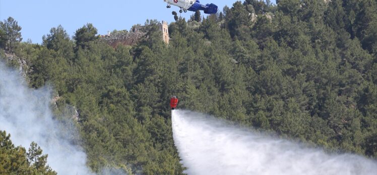 Alanya'nın tarihi kale yamacında çıkan orman yangını söndürüldü