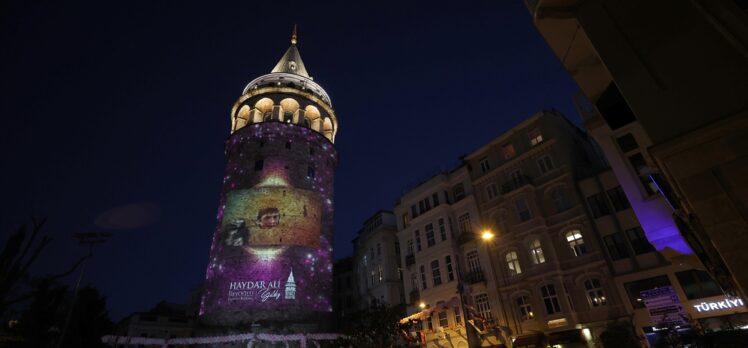 Anneler Günü, Galata Kulesi'ne yansıtılan fotoğraflarla kutlandı