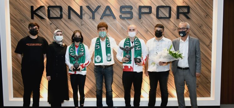 Avrupa Şampiyonası'nda gümüş madalya kazanan milli cimnastikçi Elif Çolak'tan Konyaspor Kulübüne ziyaret