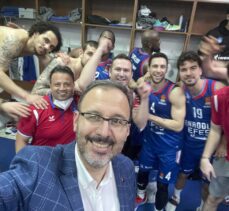 Bakan Kasapoğlu, Anadolu Efes'i tebrik etti: