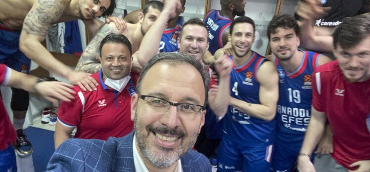 Bakan Kasapoğlu, Anadolu Efes'i tebrik etti: