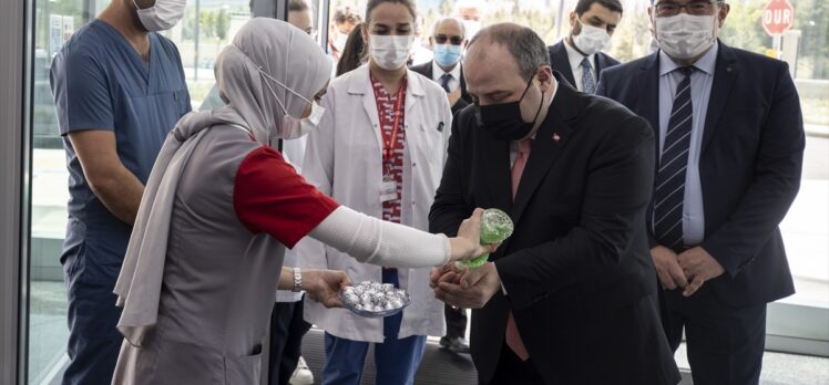 Bakan Varank'tan Kovid-19'a karşı aşı çalışmaları yürütülen merkezlere bayram ziyareti: