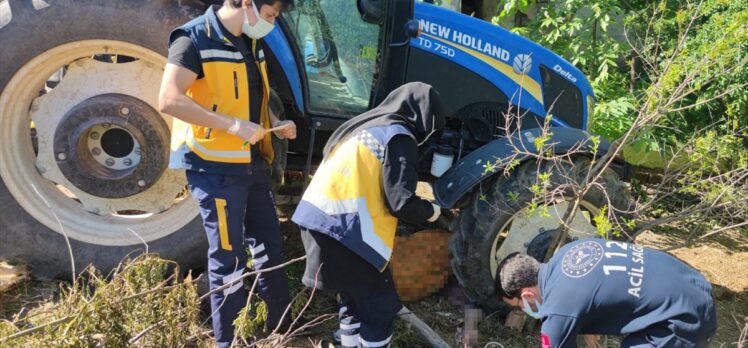 Balıkesir'de evinin bahçesinde traktörün altında kalan kadın hayatını kaybetti