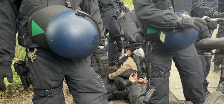 Berlin’de Alman hükümetinin Kovid-19 salgınında izlediği politika protesto edildi