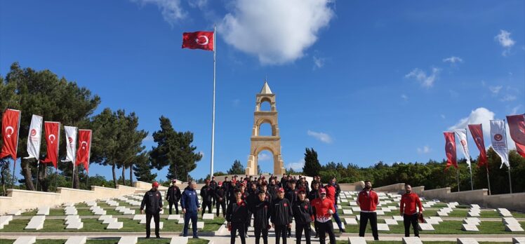 Çanakkale'de kamp yapan Yıldız Grekoromen Güreş Milli Takımı, şehitlikleri ziyaret etti