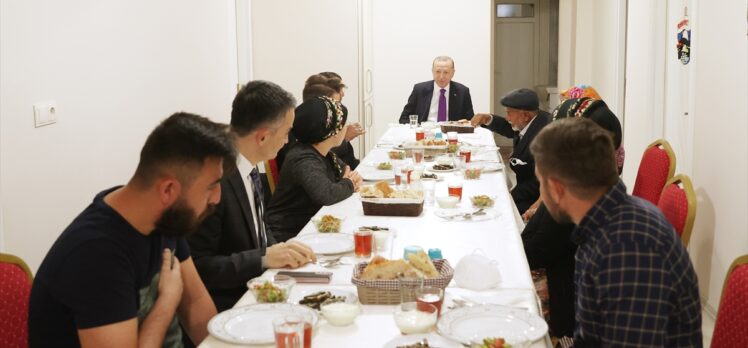 Cumhurbaşkanı Erdoğan, Ankara'nın Ayaş ilçesinde hayvancılıkla uğraşan bir aileye iftarda konuk oldu