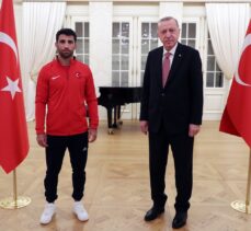 Cumhurbaşkanı Erdoğan, bu yıl Avrupa ve Dünya şampiyonalarında madalya kazanan milli sporcularla iftar yaptı