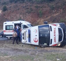 Denizli'de hasta taşıyan ambulans devrildi: 4 yaralı