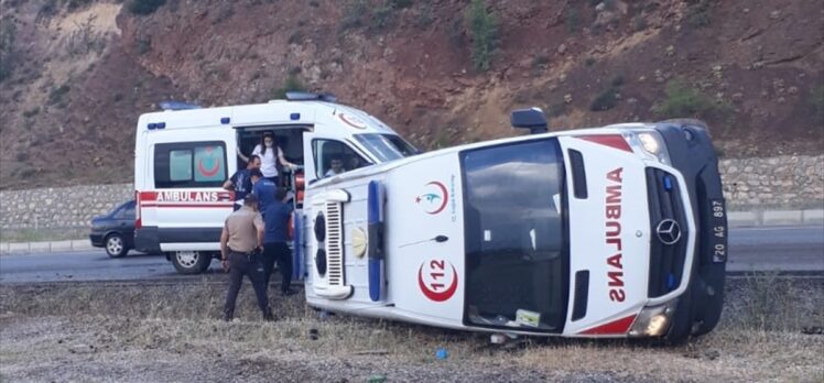 Denizli'de hasta taşıyan ambulans devrildi: 4 yaralı