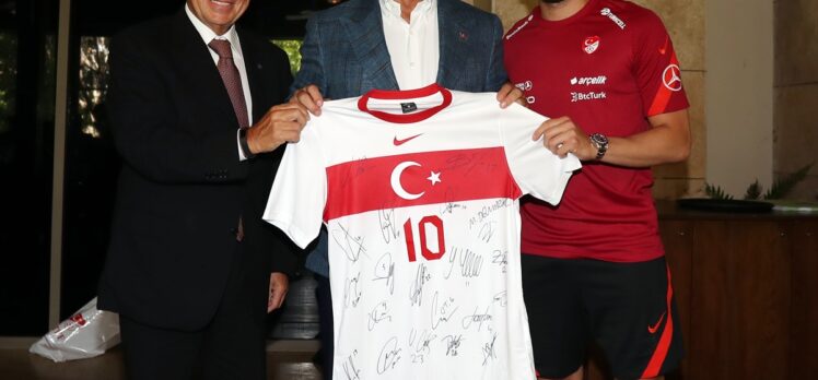 Mevlüt Çavuşoğlu ve Mehmet Muharrem Kasapoğlu, A Milli Futbol Takımı'nı ziyaret etti