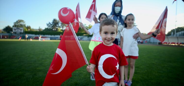 Doğu Marmara ve Batı Karadeniz'de saat 19.19'da İstiklal Marşı okundu