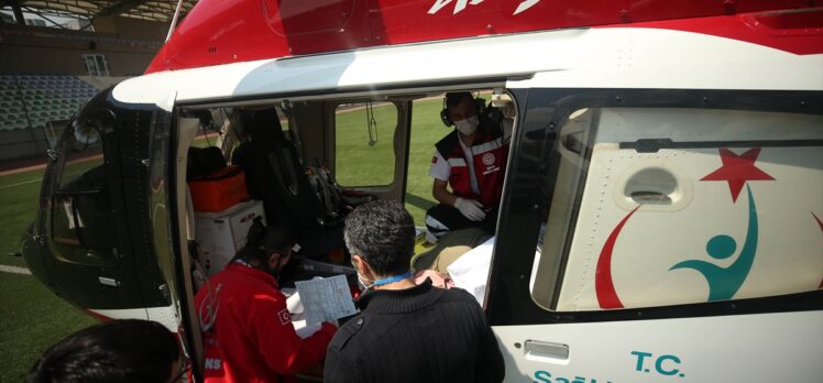 Düzce'de ambulans helikopter, trafik kazasında ağır yaralanan kadın için havalandı