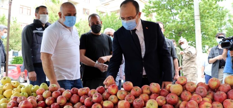 Elazığ'da pazar yerleri Kovid-19 tedbirlerine uyularak açıldı