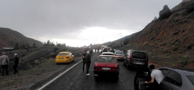 Erzurum'da sağanak trafiğin aksamasına neden oldu