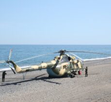 Giresun'da sahile zorunlu iniş yapan Azerbaycan'a ait askeri helikopterdeki arıza giderilmeye çalışılıyor