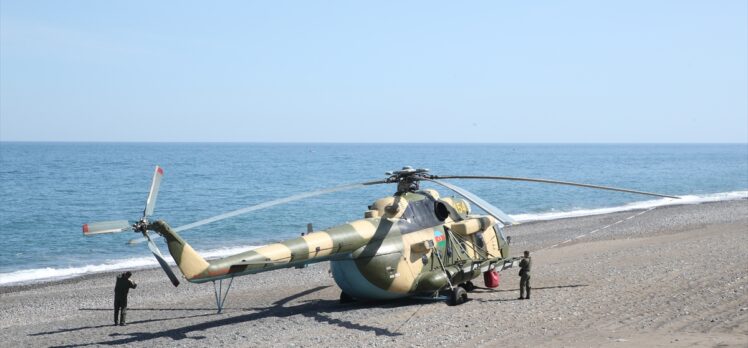 Giresun'da sahile zorunlu iniş yapan Azerbaycan'a ait askeri helikopterdeki arıza giderilmeye çalışılıyor