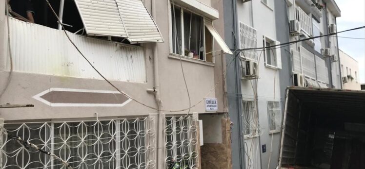 İzmir'de freni boşalan kamyon elektrik direğine ve apartmanlara çarptı