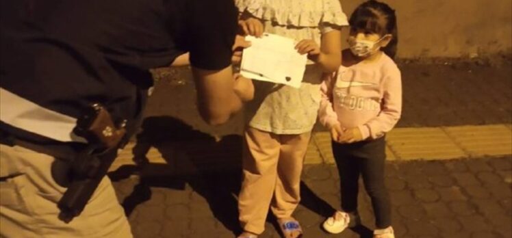 Kahramanmaraş'ta sokakta görevli polislere “sizi çok seviyoruz” mektubu yazan miniklere hediye verildi