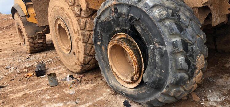 Karabük'te mermer ocağında kullanılan dev kamyonunun lastiği patladı: 2 yaralı