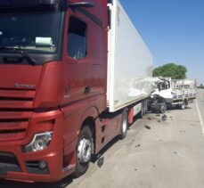 Karaman'da tırın dorsesine çarpan kamyonetin sürücüsü öldü