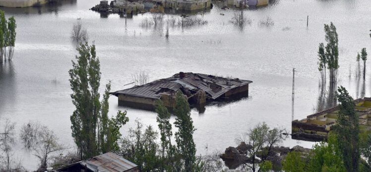 Kars'ta Karakurt HES Barajı'nda su seviyesi düşünce su altındaki köy gün yüzüne çıktı