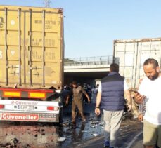 Kocaeli'de beton bariyere çarpan tırın şoförü yaralandı