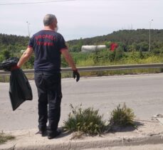 Kocaeli'de fabrika sahasına giren yılan itfaiye ekiplerince yakalandı