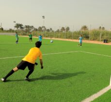 Lübnan'daki Kardeşler Spor Kulübünde oyuncular, Türk-Lübnan kültürünün kaynaştığı bir ortamda futbol oynuyor