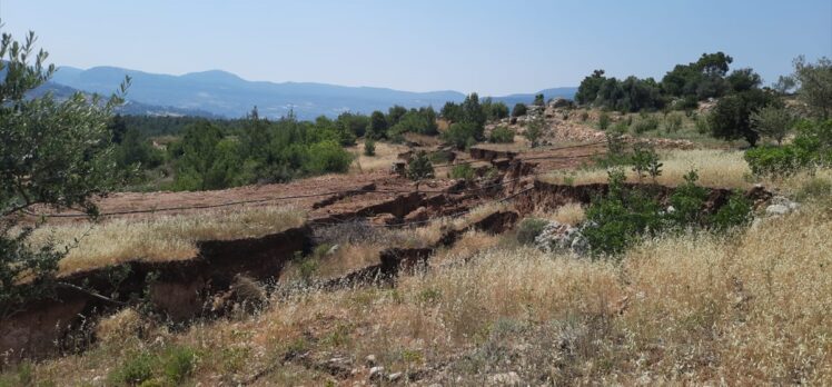 Mersin'de toprak kayması 2 evde hasara yol açtı