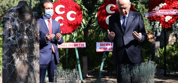 MHP Genel Başkanı Bahçeli, Alparslan Türkeş'in kabrini ziyaret etti: