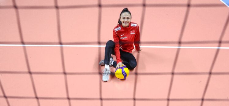 Milli voleybolcu Simge Aköz, katılacakları turnuvalarda Türkiye'yi gururlandırmak istediklerini belirtti: