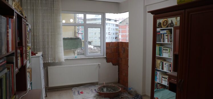 Rize'de, yol genişleme çalışması için bir binanın yıkım işlemleri sırasında yan apartmanın duvarı zarar gördü