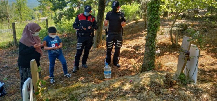 Sakarya'da 10 yaşındaki çocuk, polis ağabeyleri sayesinde annesinin mezarını ziyaret etti