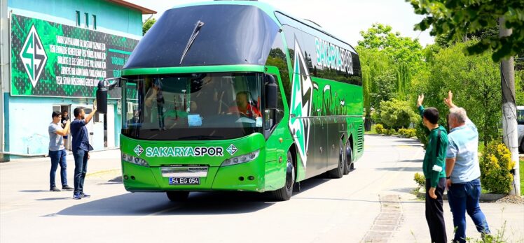 Sakaryaspor, 2. Lig play-off finali için dualarla İstanbul'a uğurlandı