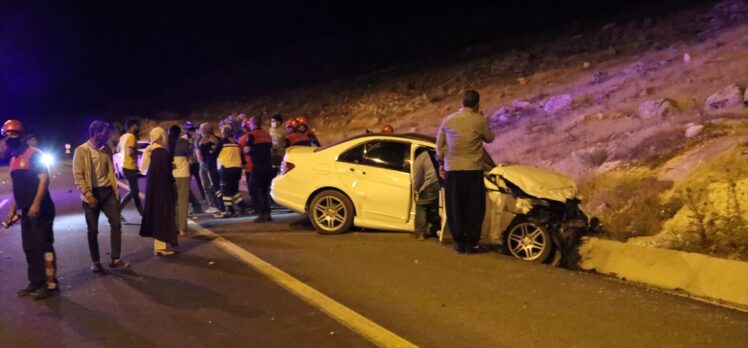 Şanlıurfa'da hafif ticari araç ile otomobil çarpıştı: 7 yaralı