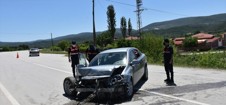 Sinop'ta otomobil devrildi: 2 yaralı