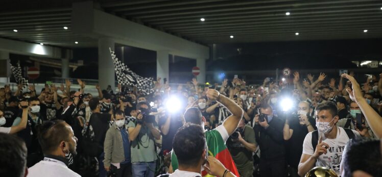 Süper Lig'e yükselen Altay'ı İzmir'de taraftarlar karşıladı