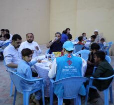 TDV Afganistan'da yetimlere iftar verdi