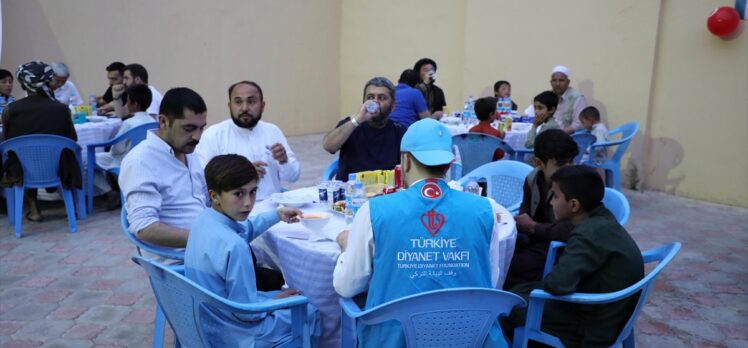 TDV Afganistan'da yetimlere iftar verdi