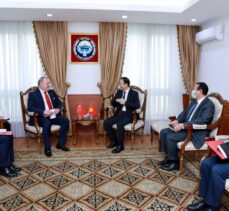 Türkiye'nin Bişkek Büyükelçisi Doğan, Kırgızistan Dışişleri Bakanı Kazakbayev'e güven mektubunu sundu