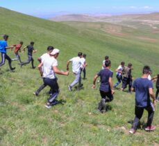 Van'da bal yuvarlama yarışması renkli görüntüler oluşturdu