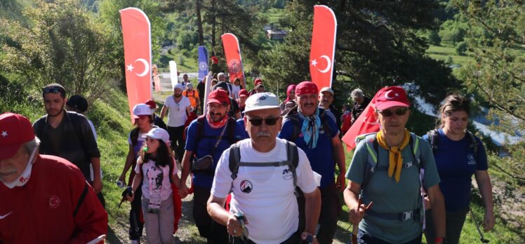 95 kilometrelik “Atatürk ve İstiklal Yolu Yürüyüşü”ne katılanlar 50 kilometre yol katetti