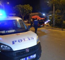 Adana'da otomobil refüjdeki ağaca çarptı: 2 yaralı