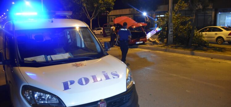 Adana'da otomobil refüjdeki ağaca çarptı: 2 yaralı