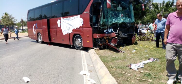 Adana'da refüjdeki ağaca çarpan otobüsün şoförü yaşamını yitirdi