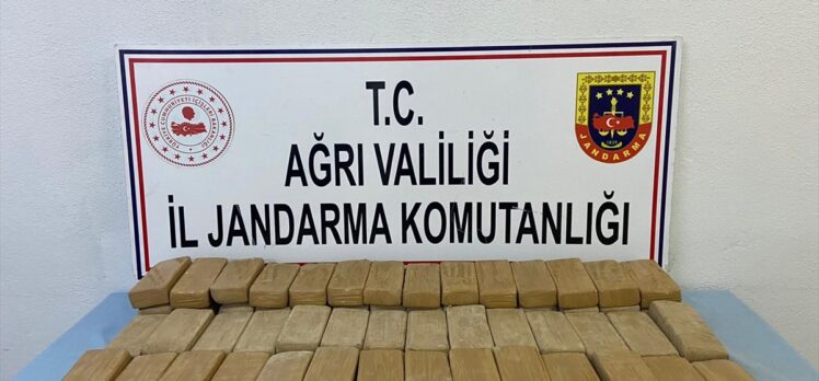 Ağrı'da araziye bırakılan 2 çuvalda 51 kilogram eroin ele geçirildi